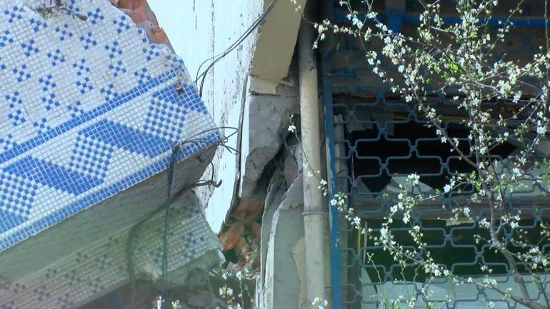 Sultangazide kentsel dönüşüm kapsamında apartman yıkıldı; yandaki binada hasar oluştu