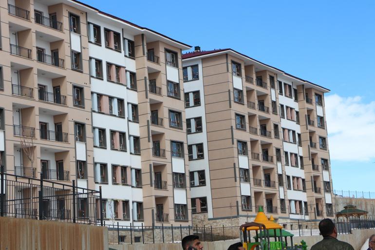 Karlıova’da depremzedeler için yapılan 230 konut, kurayla sahiplerini buldu