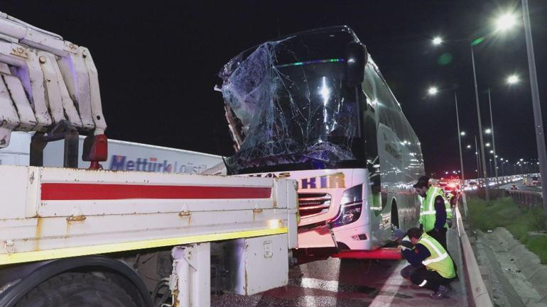 Sancaktepede seyir halindeki yolcu otobüsü TIRa çarptı: 10 yaralı