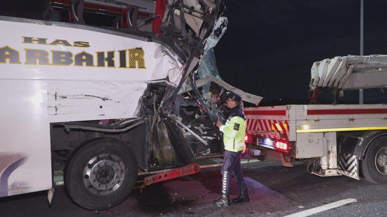 Sancaktepede seyir halindeki yolcu otobüsü TIRa çarptı: 10 yaralı