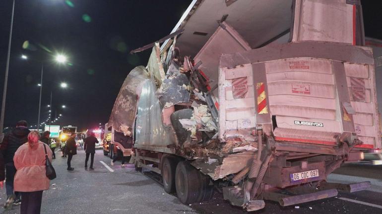 Sancaktepede seyir halindeki yolcu otobüsü TIRa çarptı: 10 yaralı