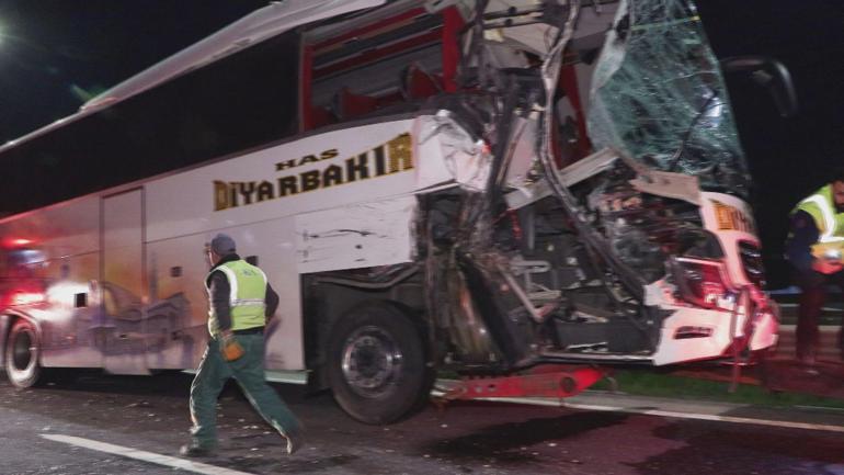 Sancaktepede seyir halindeki yolcu otobüsü TIRa çarptı: 10 yaralı