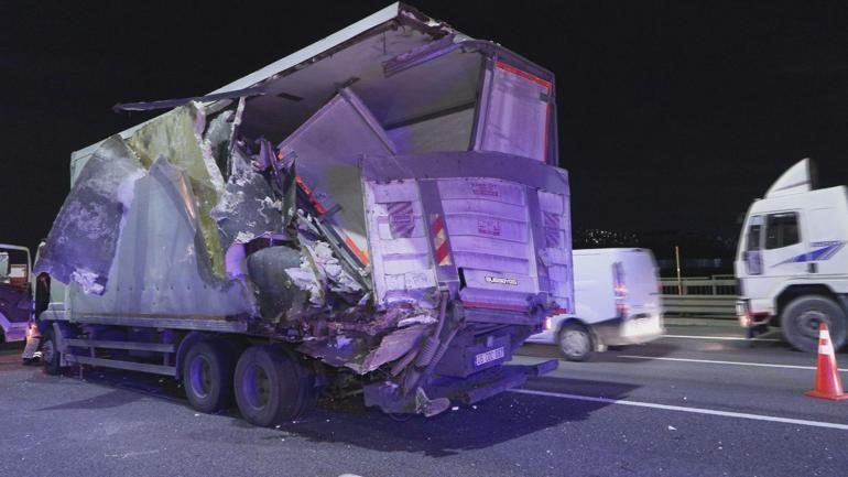 Sancaktepede seyir halindeki yolcu otobüsü TIRa çarptı: 10 yaralı