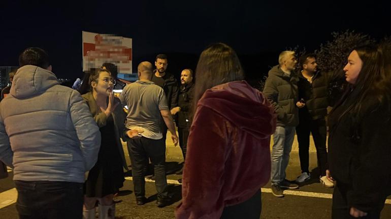 Kırmızı ışıkta bekleyen otomobile çarpan alkollü sürücüyü çevredekiler darbetti