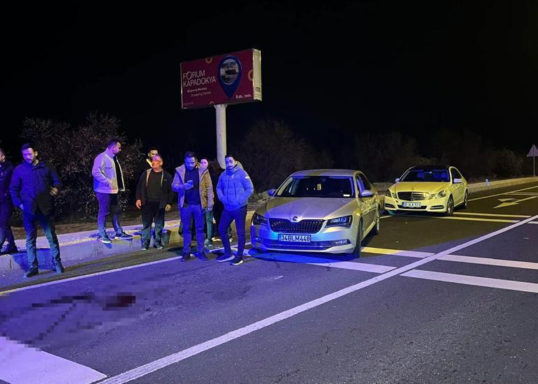 Kırmızı ışıkta bekleyen otomobile çarpan alkollü sürücüyü çevredekiler darbetti