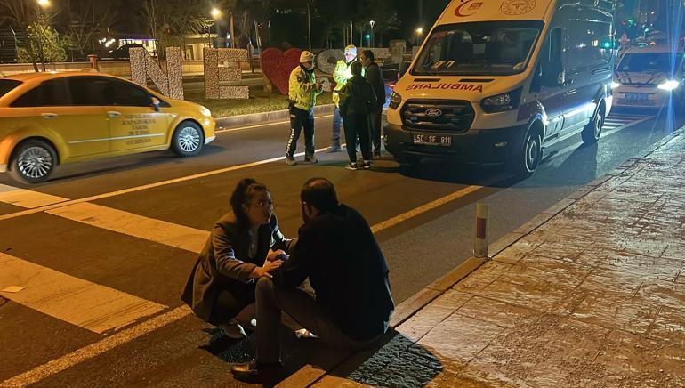 Kırmızı ışıkta bekleyen otomobile çarpan alkollü sürücüyü çevredekiler darbetti