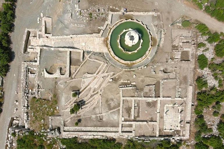 Kışın üzeri kapatılan Medusa mozaiği ziyarete açıldı