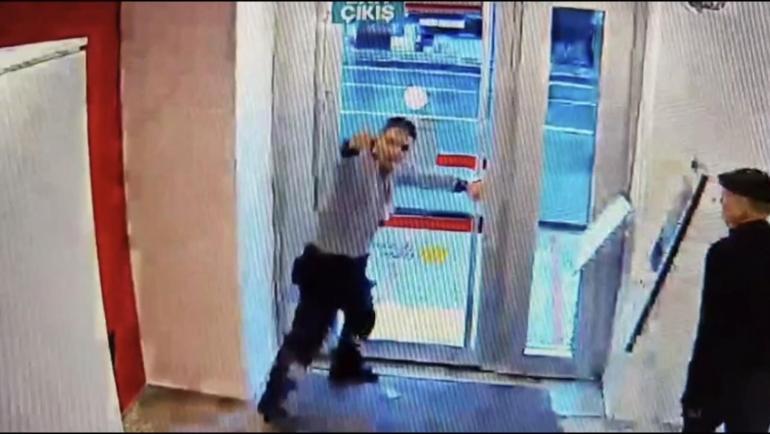 Beşiktaş’ta silahlı saldırganın bankayı bastığı anlar güvenlik kamerasında: Tutuklandı