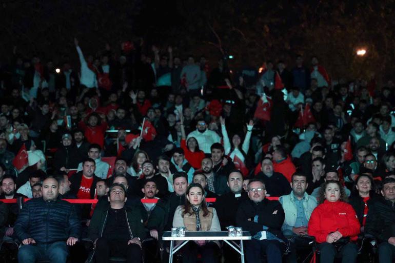 Milli takımın galibiyeti Antalyada coşkuyla kutlandı