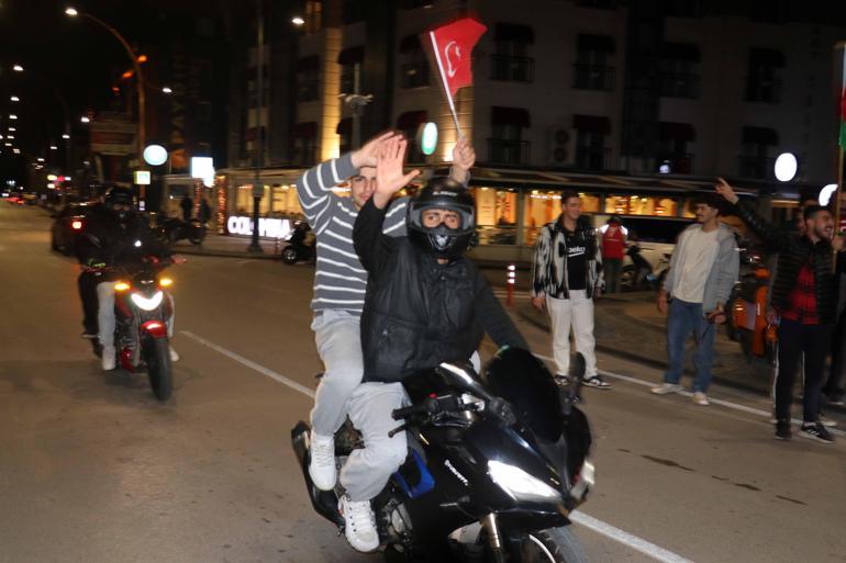 Milli takımın galibiyeti Antalyada coşkuyla kutlandı