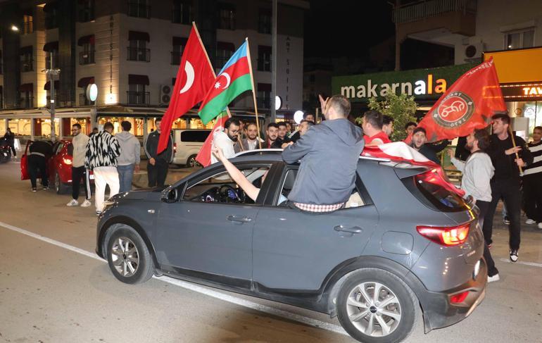 Milli takımın galibiyeti Antalyada coşkuyla kutlandı