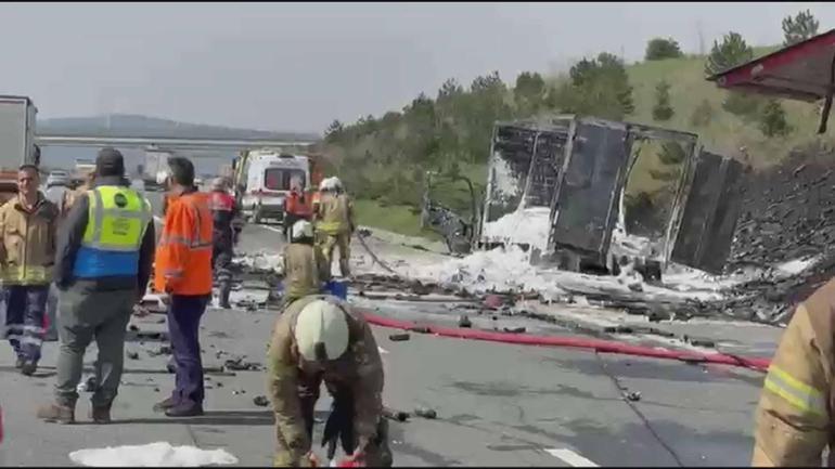 Çatalcada TIR yangını; Kuzey Marmara Otoyolu trafiğe kapandı