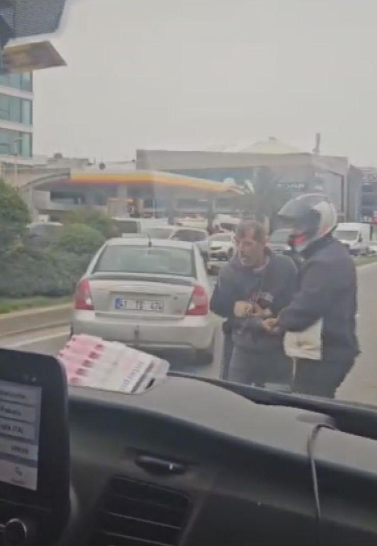 Ümraniyede trafikte iki sürücünün yol verme kavgası kamerada