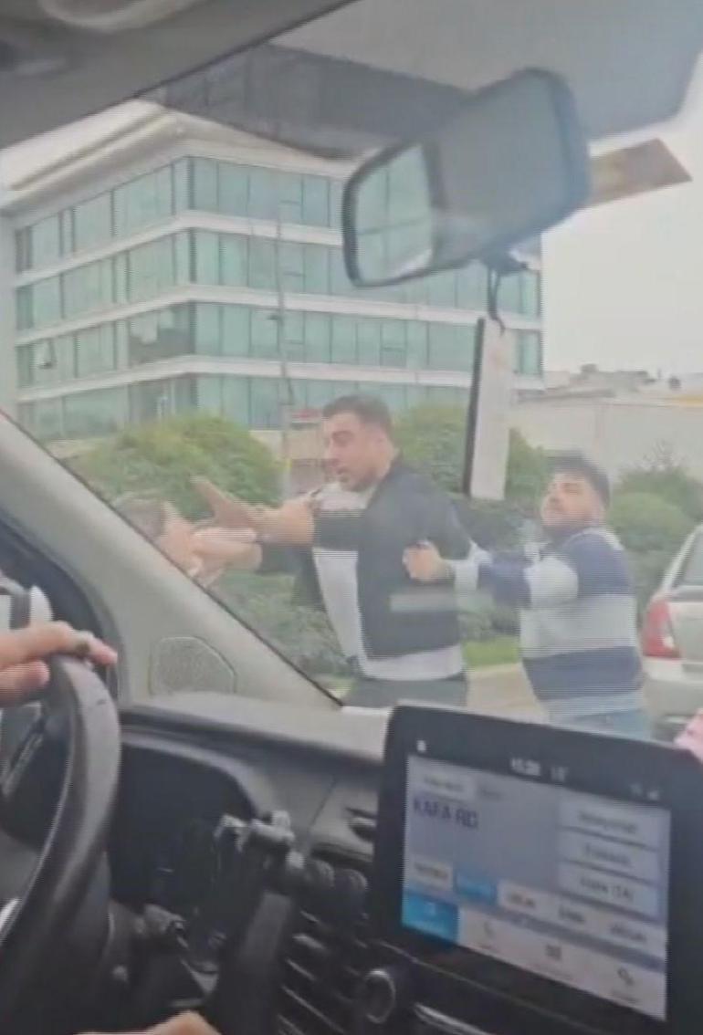 Ümraniyede trafikte iki sürücünün yol verme kavgası kamerada