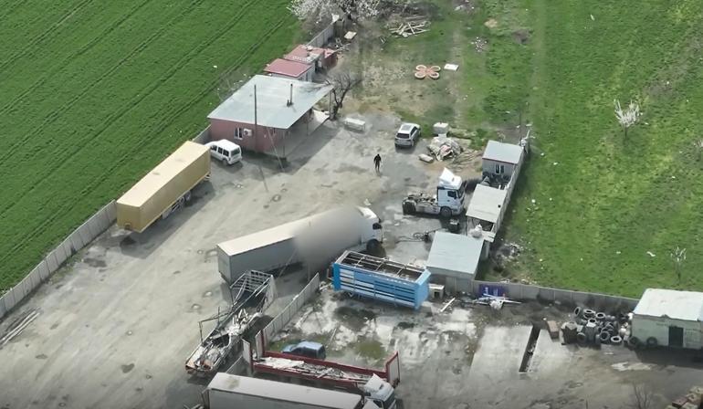 Dronla tespit edilen kaçak akaryakıt dolum deposuna operasyon; 2 gözaltı