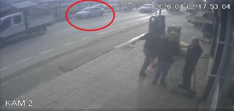 Otomobille giderken silahlı saldırıya uğradı, yaralı halde kaçıp polise sığındı; o anlar kamerada