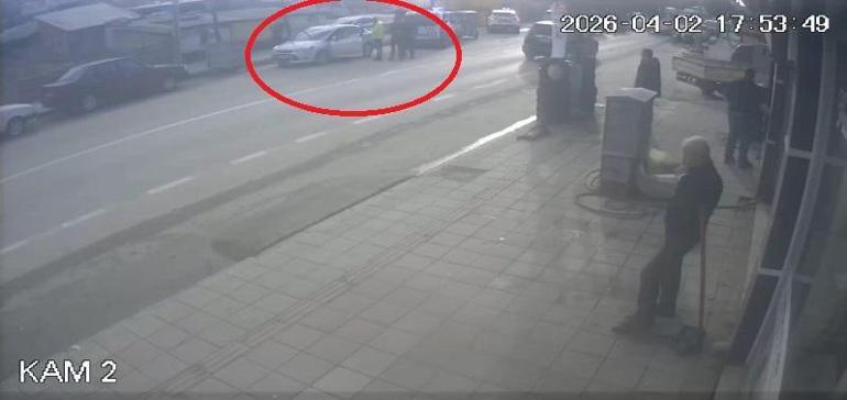 Otomobille giderken silahlı saldırıya uğradı, yaralı halde kaçıp polise sığındı; o anlar kamerada