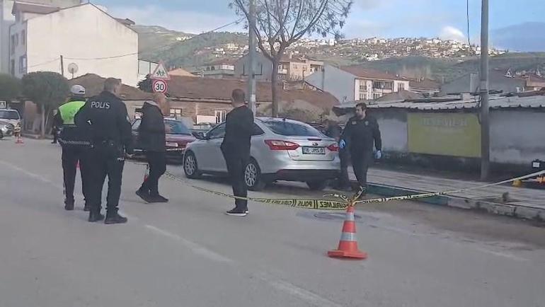 Otomobille giderken silahlı saldırıya uğradı, yaralı halde kaçıp polise sığındı; o anlar kamerada