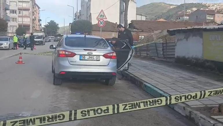 Otomobille giderken silahlı saldırıya uğradı, yaralı halde kaçıp polise sığındı; o anlar kamerada