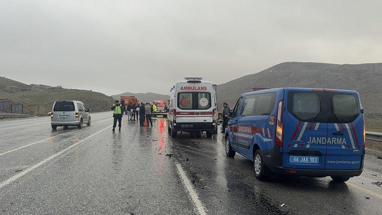 Malatyada otomobil ile TIR çarpıştı: 3 ölü, 1 yaralı