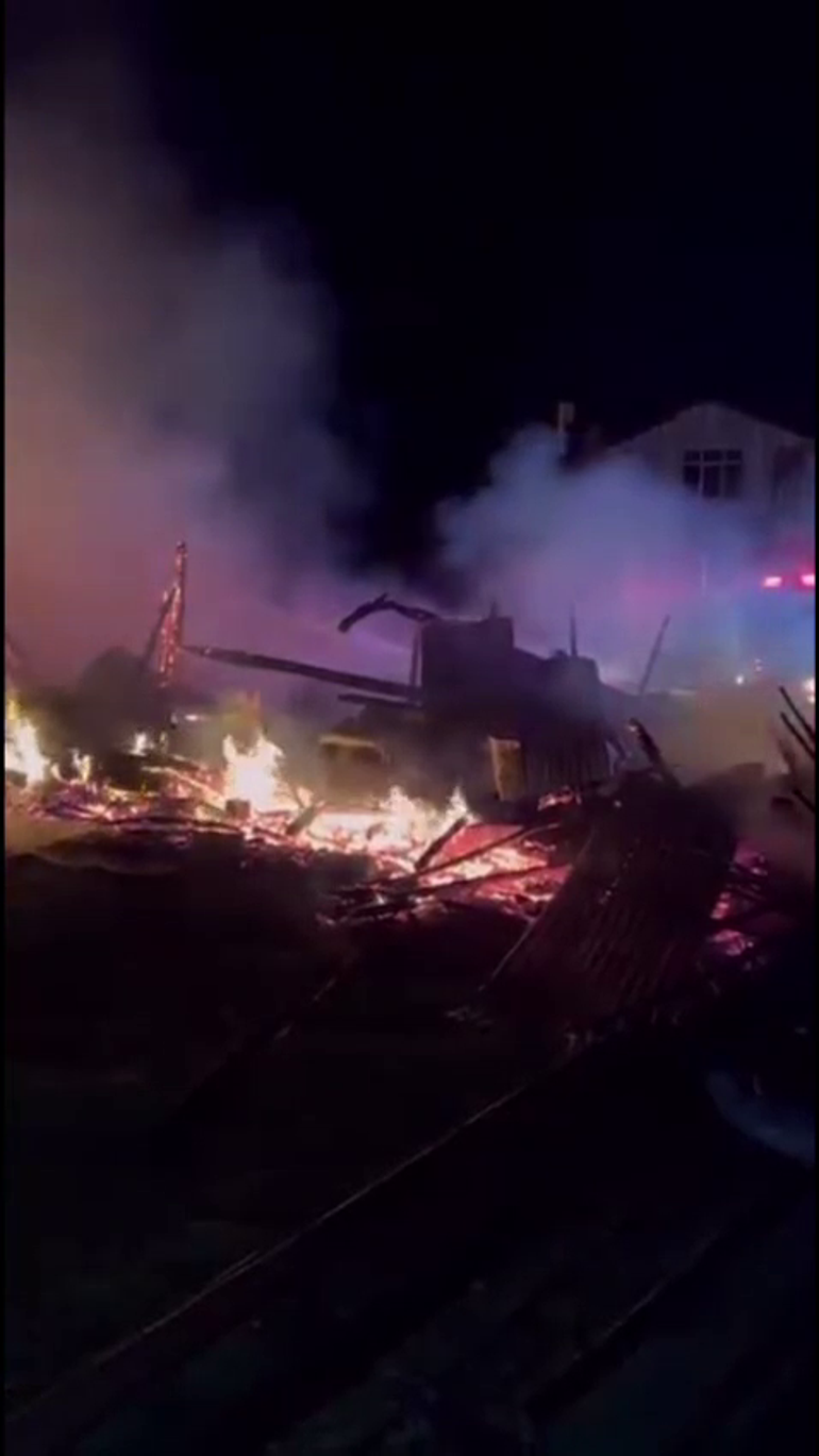 Yıldırım düştü, ahır yandı