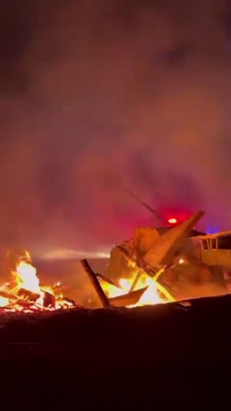 Yıldırım düştü, ahır yandı