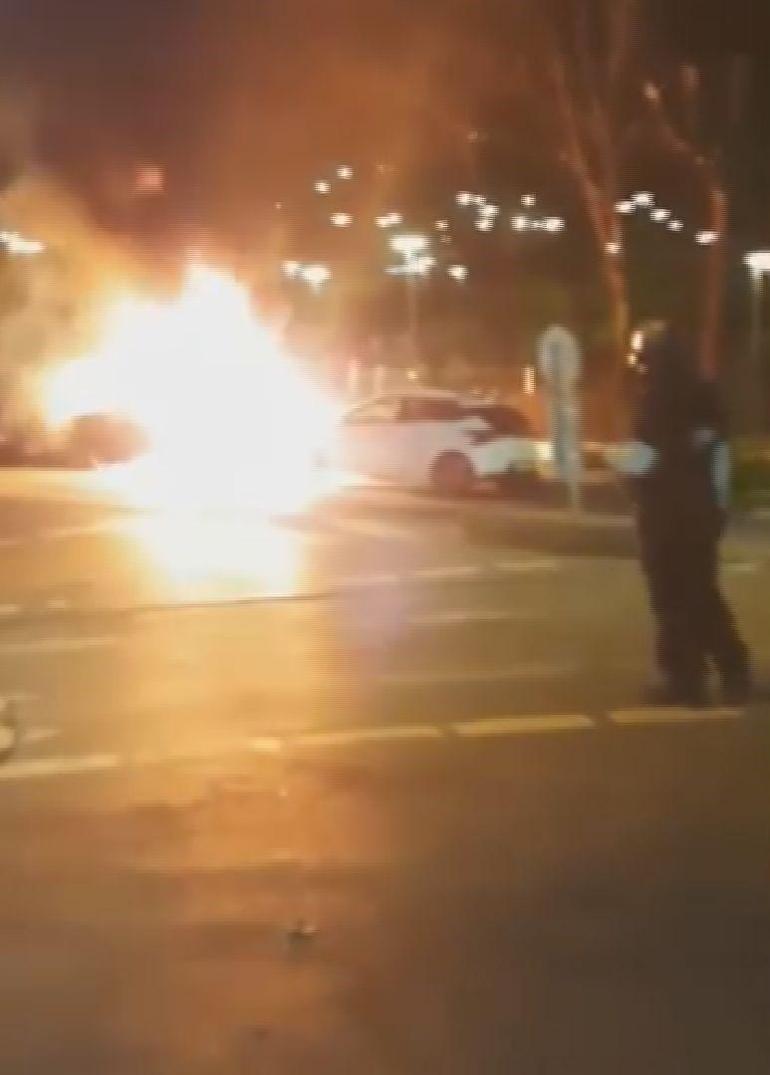 Beşiktaşta park halindeki elektrikli otomobilde çıkan yangın yandaki araca sıçradı