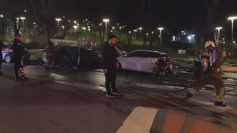 Beşiktaşta park halindeki elektrikli otomobilde çıkan yangın yandaki araca sıçradı
