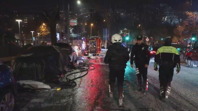 Beşiktaşta park halindeki elektrikli otomobilde çıkan yangın yandaki araca sıçradı