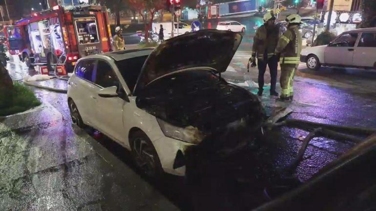 Beşiktaşta park halindeki elektrikli otomobilde çıkan yangın yandaki araca sıçradı