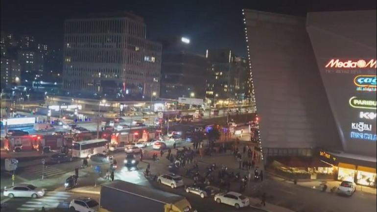 Kağıthanede alışveriş merkezinde çıkan yangın söndürüldü