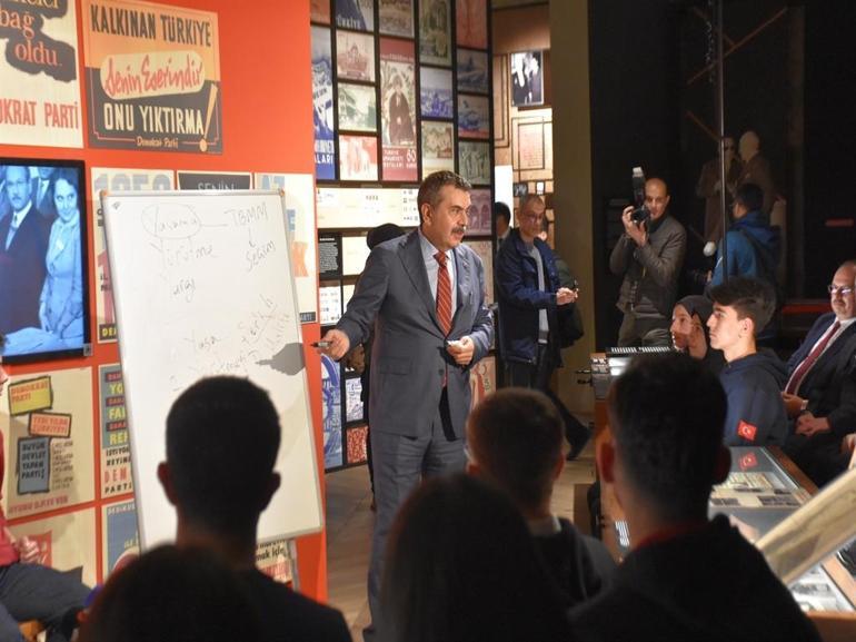 Bakan Tekin, Aydın’da lise öğrencilerine ‘Demokrasi ve İnsan’ dersi verdi