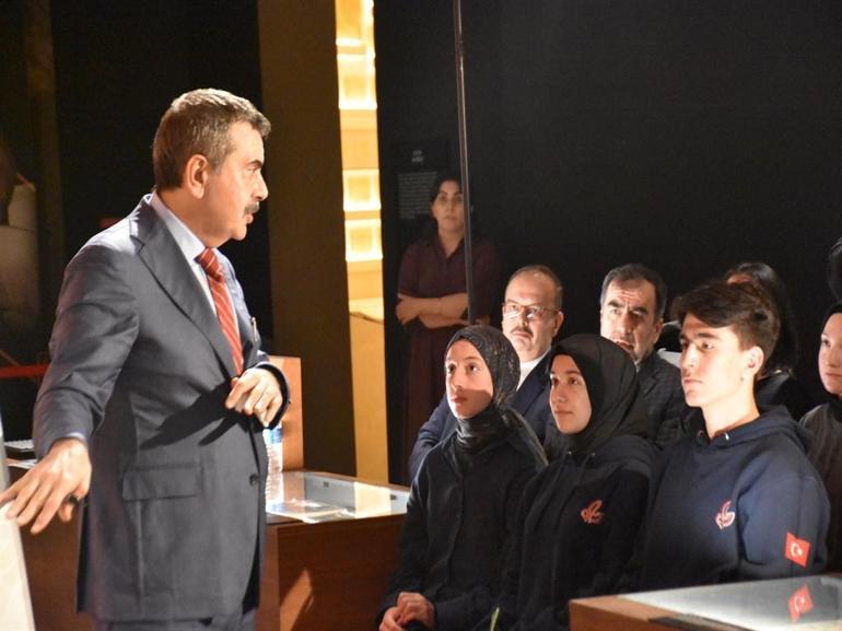 Bakan Tekin, Aydın’da lise öğrencilerine ‘Demokrasi ve İnsan’ dersi verdi