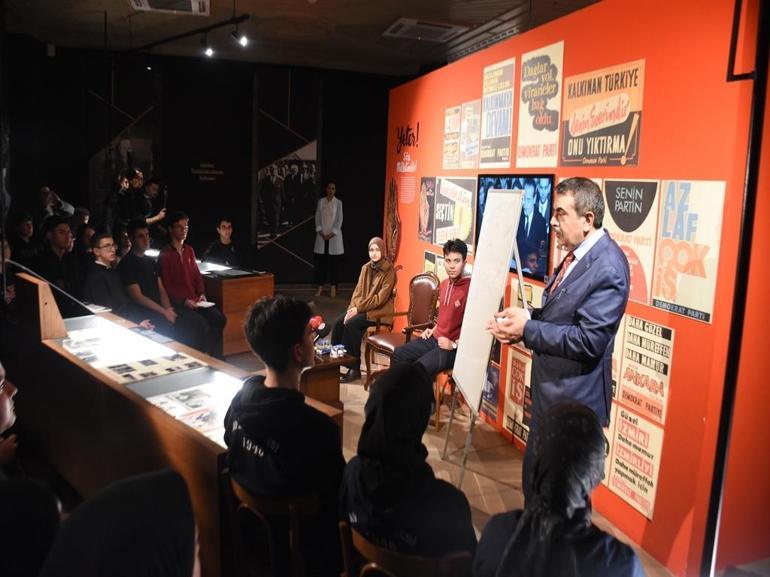 Bakan Tekin, Aydın’da lise öğrencilerine ‘Demokrasi ve İnsan’ dersi verdi