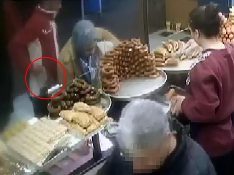 Pastanede alışveriş yapan kadının cep telefonunu çalan yankesici: Dayanamadım