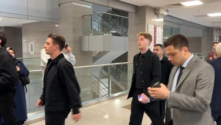 Futbolcu Mert Hakan Yandaş hakim karşısına çıkacak; futbolcular destek için adliyeye geldi