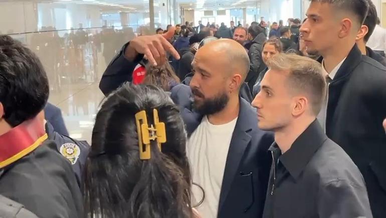 Futbolcu Mert Hakan Yandaş hakim karşısına çıkacak; futbolcular destek için adliyeye geldi