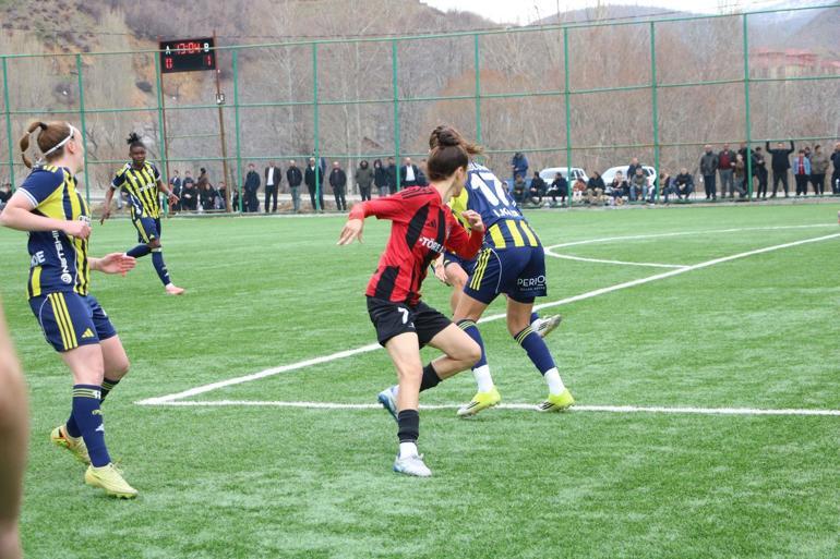 Fenerbahçenin Yüksekovayı 1-0 yendiği maçta gerginlik yaşandı