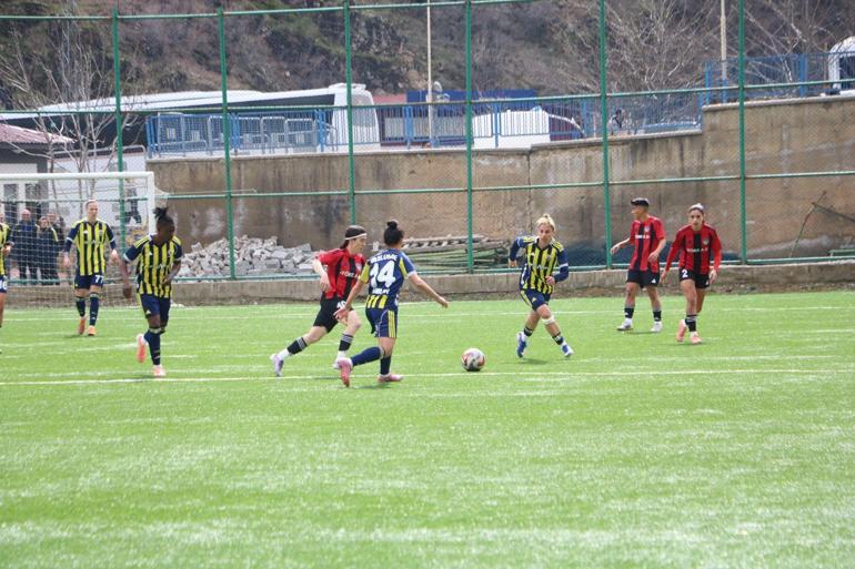Fenerbahçenin Yüksekovayı 1-0 yendiği maçta gerginlik yaşandı