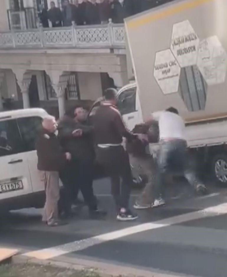 Kağıthane’de iki sürücünün bıçaklı yol verme kavgası kamerada