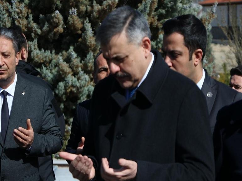 Bakan Çiftçi, Neşet Ertaşın kabrini ziyaret etti