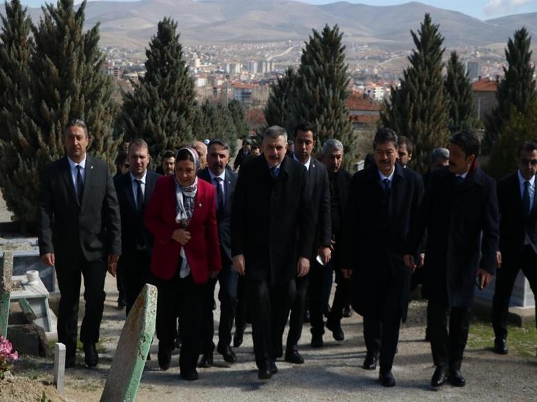 Bakan Çiftçi, Neşet Ertaşın kabrini ziyaret etti