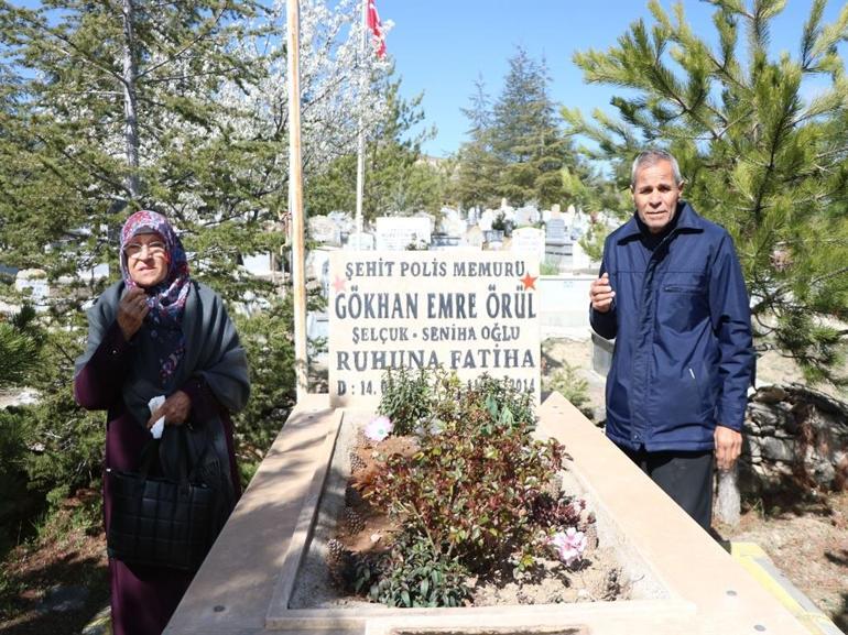 Bakan Çiftçi, Neşet Ertaşın kabrini ziyaret etti