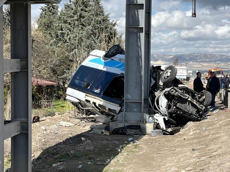 Ankarada özel halk minibüsü, üst geçidin ayağına çarptı: 5 ölü, 14 yaralı