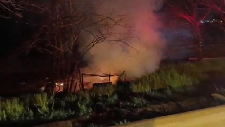 Plaja yakın barakalarda çıkan yangında kundaklama şüphesi