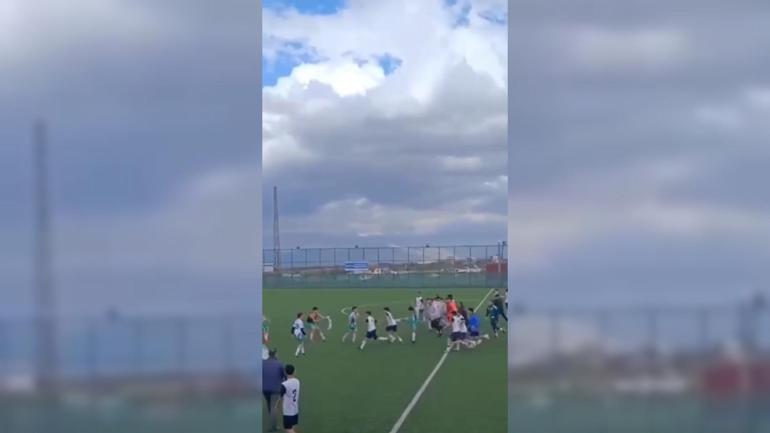 U-14 liginde futbolcuların maç sonu tekmeli yumruklu kavgası kamerada