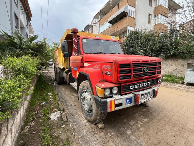 Çalışır halde bırakılan hafriyat kamyonu hareket edip kaldırımdaki yayaya çarptı; kaza kamerada