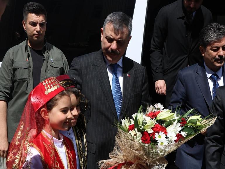 Bakan Çiftçi, Neşet Ertaşın kabrini ziyaret etti