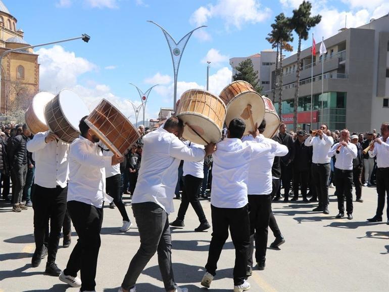 Bakan Çiftçi, Neşet Ertaşın kabrini ziyaret etti