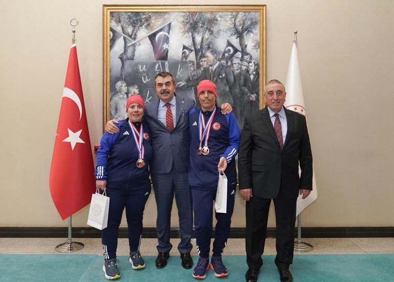 Otizmli ikiz kayakçıların hedefi dünya şampiyonluğu